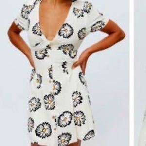Urban Outfitters White & Navy Daisy Print Dress. New.  Size Small.